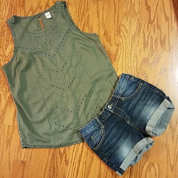 GAP Tops - ♦️2 /$10♦️GAP Eyelet tank